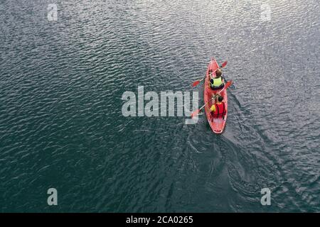 kayak galleggia sul fiume vista aerea, vista dall'alto da un drone, due ragazzi in canoa Foto Stock