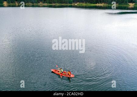 kayak galleggia sul fiume vista aerea, vista dall'alto da un drone, due ragazzi in canoa Foto Stock