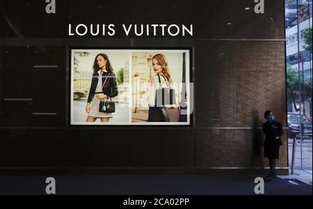 Hong Kong, CINA. 3 agosto 2020. Un concierge arcade solitario si trova all'esterno DEL negozio principale LOUIS VUITTON in una galleria di negozi vuota per beni di lusso dove ricchi acquirenti dalla Cina continentale prima dello scoppio di Pandemic imballato il posto per lo shopping-splee.Condition nel business delle merci di lusso a Hong Kong continuano a calare come infezioni Coronavirus in città SEE no sign of dissipation.Aug-3, 2020 Hong Kong.ZUMA/Liau Chung-ren Credit: Liau Chung-ren/ZUMA Wire/Alamy Live News Foto Stock