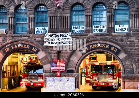 Memoriali per le vittime del bombardamento della Maratona di Boston presso la stazione dei vigili del fuoco di Boylston Street. Foto Stock