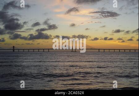 Bandra Worli Sea link conosciuto anche come Rajiv Gandhi Sea link Mumbai Skyline 2020 Foto Stock