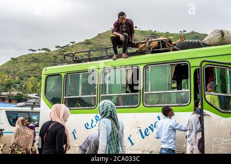 La gente ottiene sull'autobus, provincia di Wollo, regione di Amhara, Etiopia, Africa Foto Stock