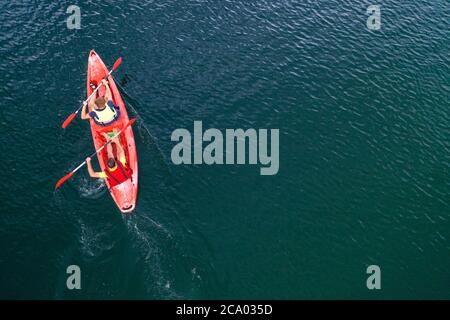 kayak galleggia sul fiume vista aerea, vista dall'alto da un drone, due ragazzi in canoa Foto Stock