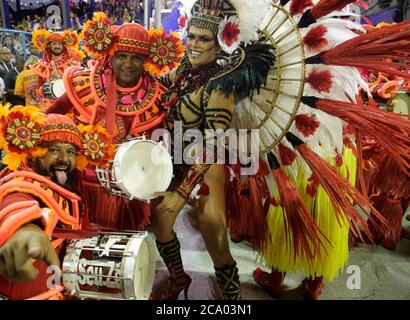 Rio de Janeiro, 23 febbraio 2020 Carnevale UN estacio de sa samba scuola rivelatori si esibisce durante la parata Foto Stock