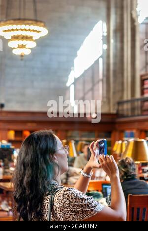 Donna che scatta foto alla filiale principale della Biblioteca pubblica di New York Foto Stock