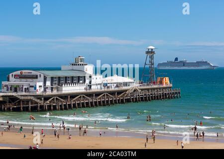 Bournemouth spiaggia e molo con P&o nave da crociera Arcadia ancorato a Bay, Bournemouth, Dorset UK nel mese di agosto durante il Coronavirus Covid 19 pandemic lockdown Foto Stock