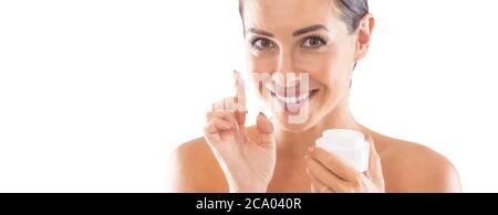 Ritratto di una bella giovane donna con pelle molto morbida che tiene una crema bianca isolata su bianco. Concetto di benessere e cosmetici per la cura della pelle. Foto Stock