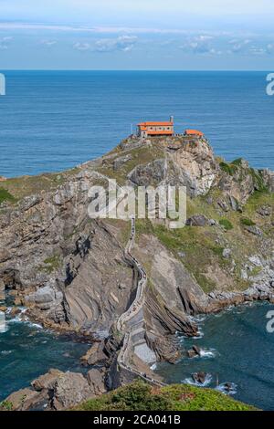 L'eremo di Doniene Gaztelugatxeko sulla cima dell'isola di Gaztelugatxe, Spagna Foto Stock