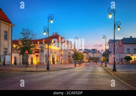 Krakowskie Przedmiescie - prestigiosa vecchia strada di Varsavia circondata da palazzi storici, chiese e manieri Foto Stock