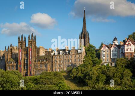 Church of Scotland e Tollbooth Church Towers sorgono sopra gli edifici della vecchia Edimburgo, Scozia, Regno Unito Foto Stock