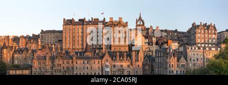 La luce del sole sui vecchi edifici di Edimburgo, Scozia, Regno Unito Foto Stock