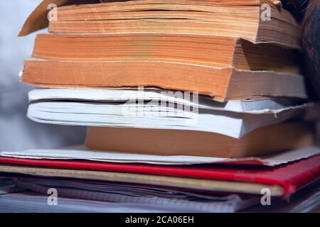 Vista laterale di una pila di libri Foto Stock
