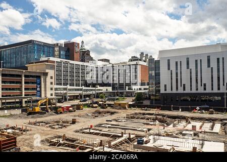 Syracuse, New York, Stati Uniti. 2 agosto 2020. Vista di un cantiere in Adams Street vicino al policlinico della Upstate University di Syracuse, New York Foto Stock