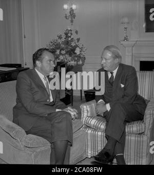 Il presidente americano Richard Nixon parla con il leader dell'opposizione britannica, il partito conservatore, Edward Ted Heath a Claridges Hotel, Londra nel 1969 Foto Stock