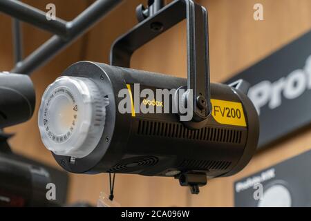 Krasnoyarsk, Russia, 20 giugno 2020: Godox fv200 è una luce professionale per fotografi e videografi. Foto Stock
