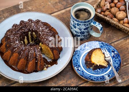 Torta di Pasqua, cestino di noci e cioccolata calda su vecchio tavolo di legno scuro - perfetto mattina facile durante il soggiorno a casa. Foto Stock