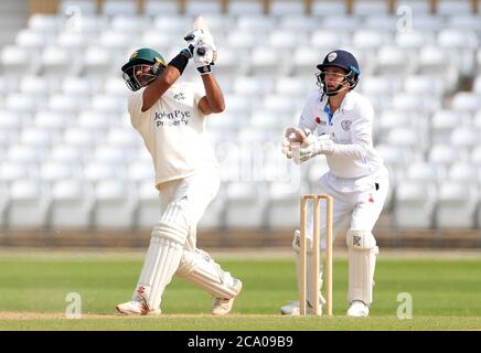 Samit Patel di Nottinghamshire (a sinistra) colpisce sei mentre batte durante il terzo giorno della partita del Bob Willis Trophy a Trent Bridge, Nottingham. Foto Stock