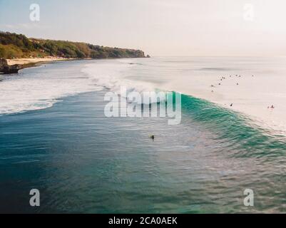 Vista aerea del surfista all'onda della canna. Blu onde perfette e surfisti in oceano Foto Stock