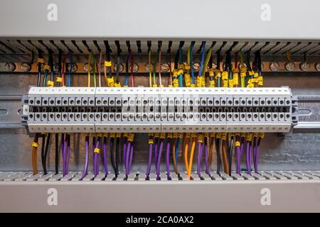Collegamenti elettrici a bassa tensione su una guida in una scatola di derivazione per lo scambio di segnali in un sistema controllato da computer Foto Stock
