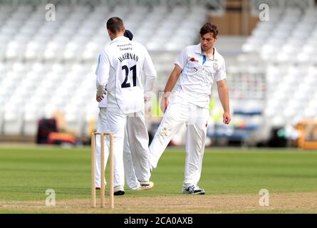 Michael Cohen (a destra) del Derbyshire festeggia con Mattie McKiernan dopo aver preso il wicket della Jake Ball di Nottinghamshire (non raffigurata) durante il terzo giorno della partita del Bob Willis Trent Bridge, a Nottingham. Foto Stock