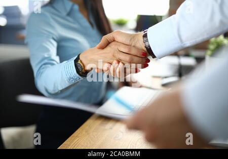 Uomo d'affari e uomo d'affari che scuotono le mani in ufficio. Foto Stock