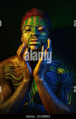 Body painting di culture diverse dall'Africa Foto Stock