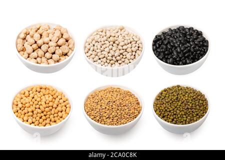 Set di ciotole con diversi cereali isolati su sfondo bianco Foto Stock