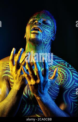 Body painting di culture diverse dall'Africa Foto Stock