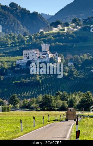 Coira Castello (Churburg) e la zona rurale di Sluderno. Val Venosta, provincia di Bolzano, Trentino Alto Adige, Italia, Europa. Foto Stock