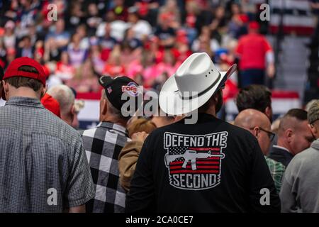 Il presidente Trump sostiene di indossare una seconda camicia Emendamento presso rally nel Colosseo del Bojangle Foto Stock