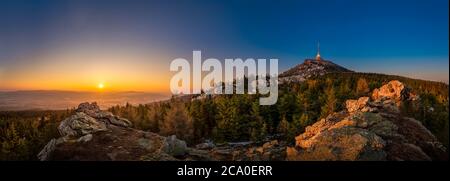 Alba sulla città di Liberec, repubblica Ceca. Gestato. Vista dalla pietra Virive Jested Mountain. Montagne Jizerske e Liberec. Foto Stock