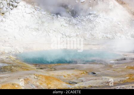 Vapore che si innalza da una piscina geothrmal a Bumpass Hell, Lassen Volcanic National Park, California Foto Stock