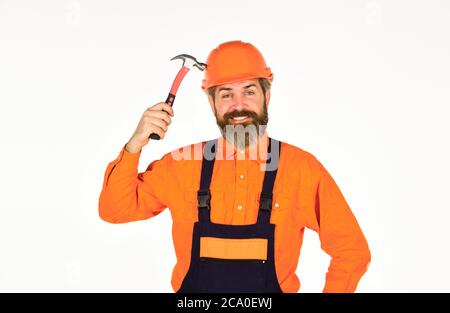 Suggerimenti essenziali per un corretto utilizzo del martello. Requisiti per i progetti. Tetto di riparazione professionale. Lavoro tecnico. Uomo maturo bearded in uniforme. Foto Stock