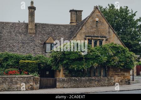 Broadway, UK - 07 luglio 2020: Facciata e giardino anteriore di una tradizionale casa in pietra calcarea a Broadway, un grande villaggio storico all'interno del Cotsw Foto Stock