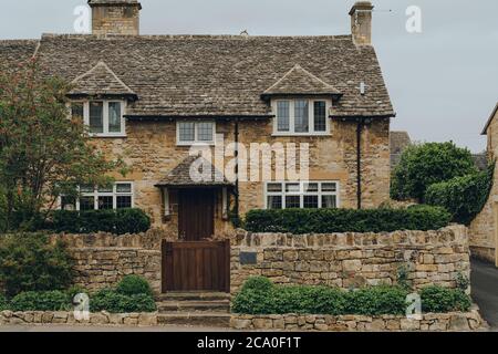 Broadway, UK - 07 luglio 2020: Tradizionale casa di pietra calcarea a Broadway, un grande villaggio storico all'interno del Cotswolds nella contea di Worcestershire, Foto Stock