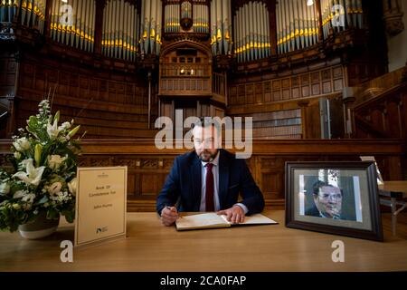 Leader della SDLP Colum Eastwood, firma il libro di condoglianze a Guildhall a Derry City al suo ex leader John Hume. L'ex leader SDLP, che è stato uno dei principali artefici della pace nell'Irlanda del Nord, è morto all'età di 83 anni. Foto Stock