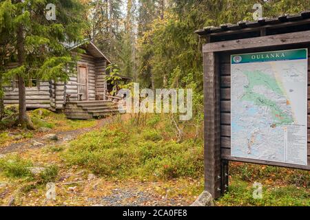 Mappa topografica e tradizionale capanna in legno nel parco nazionale di Oulanka, Finlandia Foto Stock