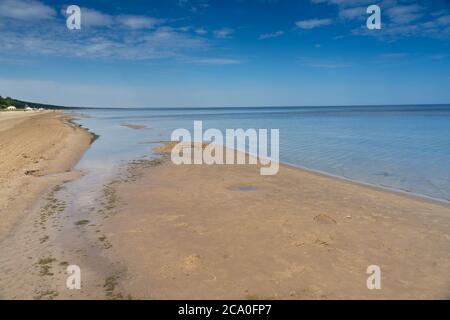 Grandi spiagge di sabbia bianca sulle rive del Mar Baltico a Jurmala, una località turistica in Lettonia, incastonata tra il Golfo di riga (Mar Baltico) e il Foto Stock