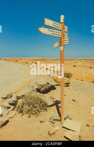 Cartello stradale del deserto che punta verso Punta de Papagayo e Castillo de las Coloradas, visto vicino a Playa Blanca, Lanzarote, Isole Canarie, Spagna. Foto Stock