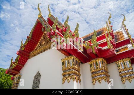 Decorazione tetto closeup di un tempio buddista in Wat Pho complesso nel quartiere Phra Nakhon a Bangkok, Thailandia Foto Stock