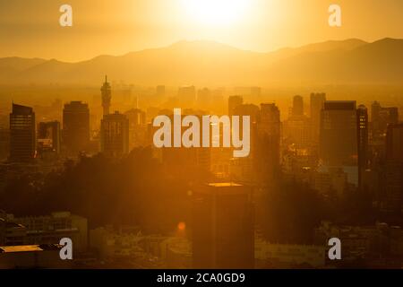 Skyline della città del centro storico e del centro civico di Santiago del Cile. Foto Stock