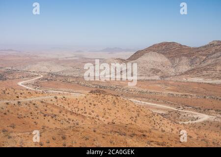 Vista del Passo dello Spreetshoogte che guarda in basso sulla strada dall'alto nel remoto deserto della Namibia centrale Foto Stock