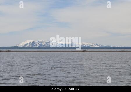 Primavera tarda nel Parco Nazionale di Yellowstone: Monte Sheridan delle Red Mountains visto da vicino Hard Road per viaggiare Area picnic sul Lago di Yellowstone Foto Stock