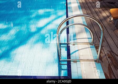 Primo piano della scala in piscina Foto Stock