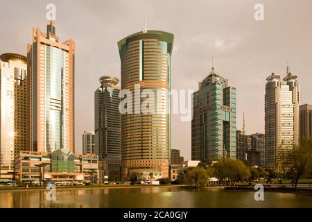 Skyline di moderni edifici di uffici nel quartiere finanziario di Lujiazui dal centro di Greenfield, Pudong, Shanghai, Cina, Asia Foto Stock