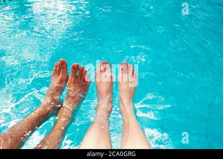 Piedi maschili e femminili in piscina. R Foto Stock