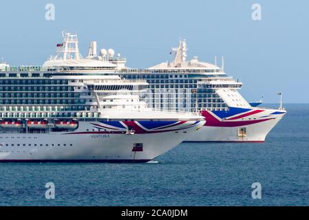 Weymouth, Dorset, Regno Unito. 3 agosto 2020. Regno Unito Meteo. Due navi da crociera P&o vuote Ventura e Britannia ancorate nella baia presso la località balneare di Weymouth in Dorset in una giornata di calde e soleggiate incantesimi. Picture Credit: Graham Hunt/Alamy Live News Foto Stock