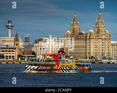 Il Mersey Ferry passa di fronte al Royal Liver Building sul lungomare di Liverpool. Costruito nel 1908-1911 è uno degli edifici di Liverpool Three Graces. Foto Stock