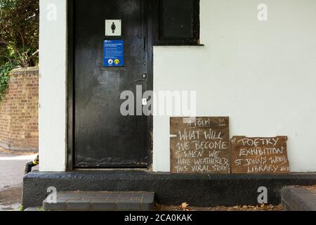 Poesia scritta su un pannello di legno e che fa riferimento alla pandemia COVID-19 lasciata fuori da un gabinetto pubblico a Little Venice, Londra Foto Stock