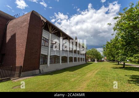 Arpad Vezer scuola di grammatica e dormitorio a Sarospatak, Ungheria di Imre Makovecz. Foto Stock